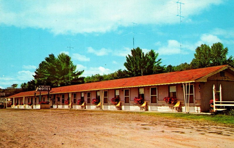 Tri-City Motel - Vintage Postcard (newer photo)